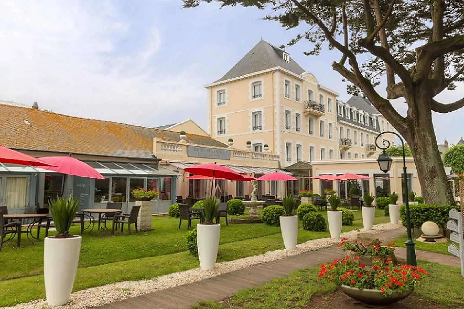 Lieux événementiels, GRAND HÔTEL DE COURTOISVILLE - PISCINE & SPA