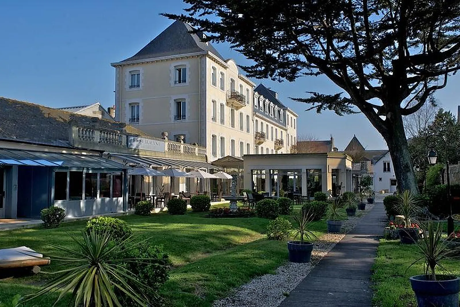 Lieux événementiels, GRAND HÔTEL DE COURTOISVILLE - PISCINE & SPA