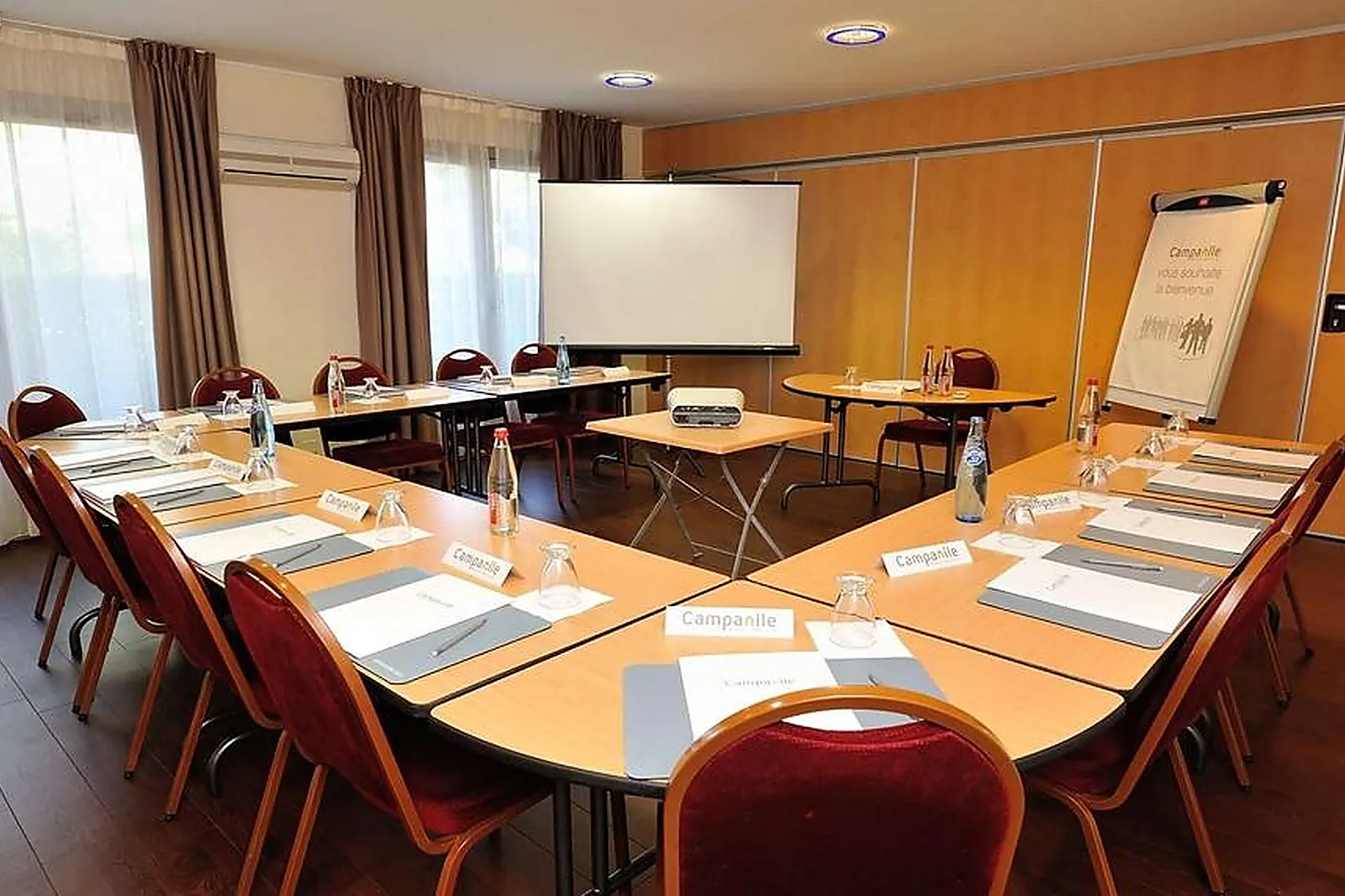 Lieux événementiels, HÔTEL CAMPANILE ORANGE