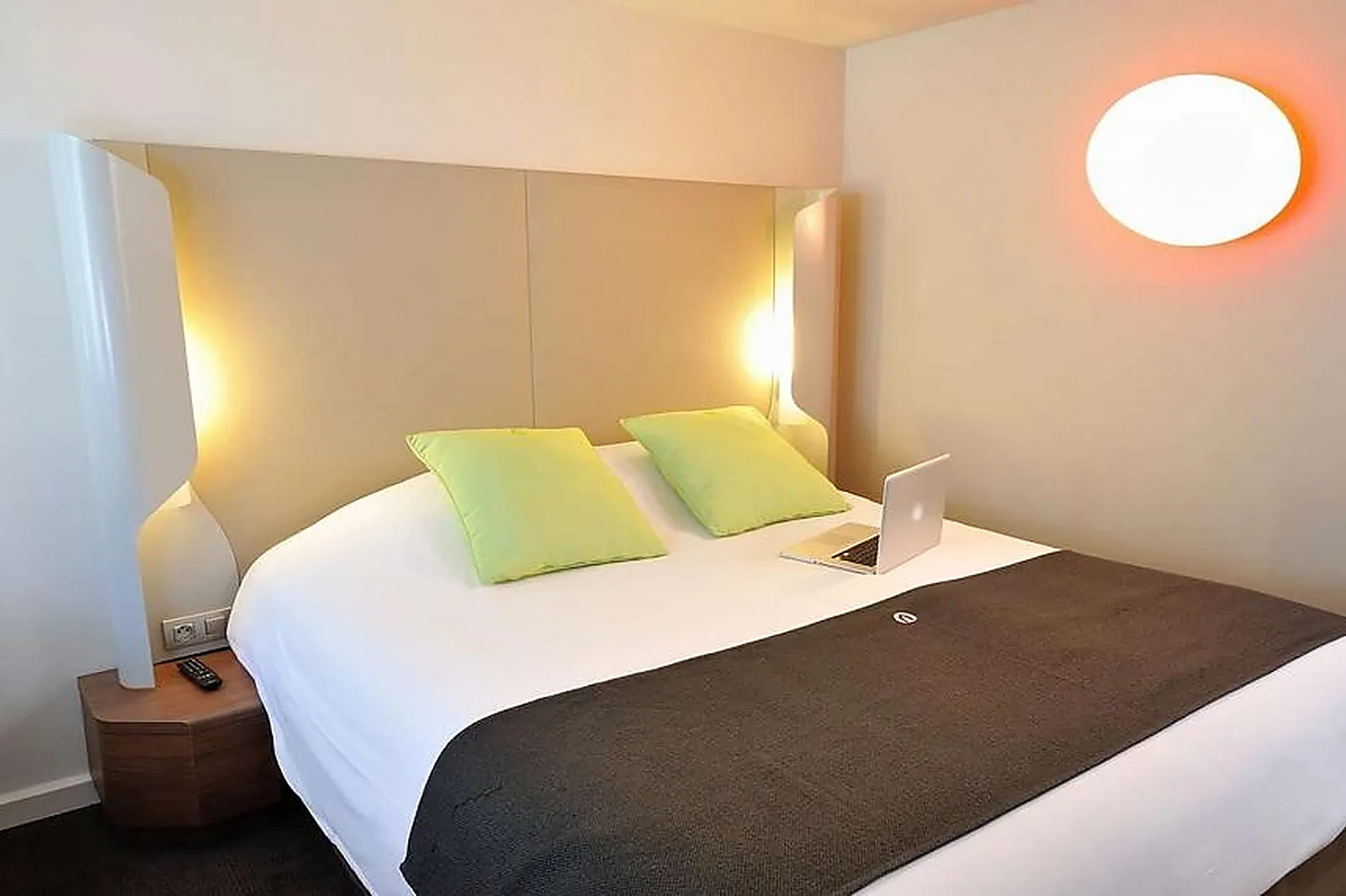 Lieux événementiels, HÔTEL CAMPANILE ORANGE