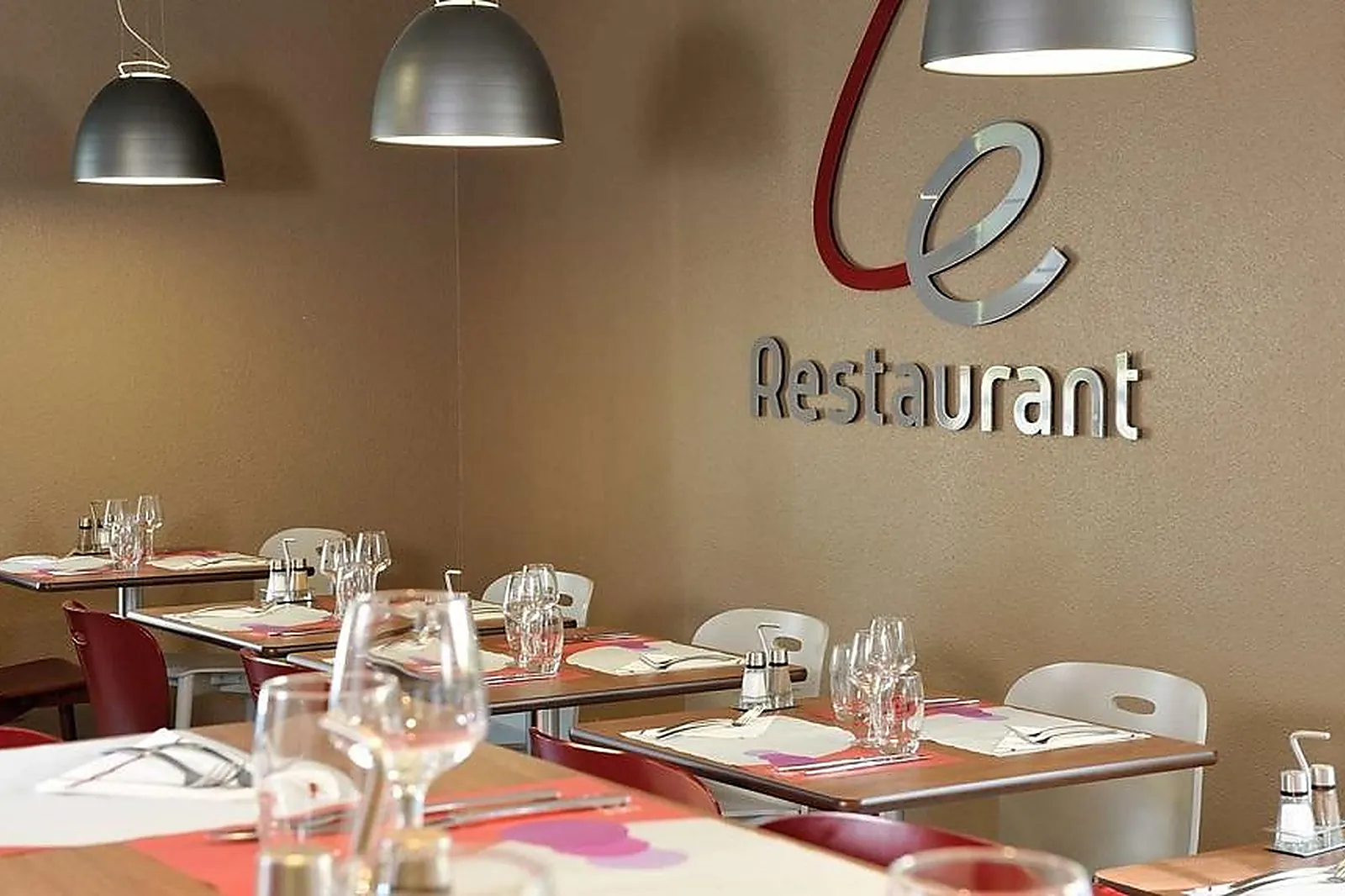 Lieux événementiels, HÔTEL CAMPANILE ORANGE