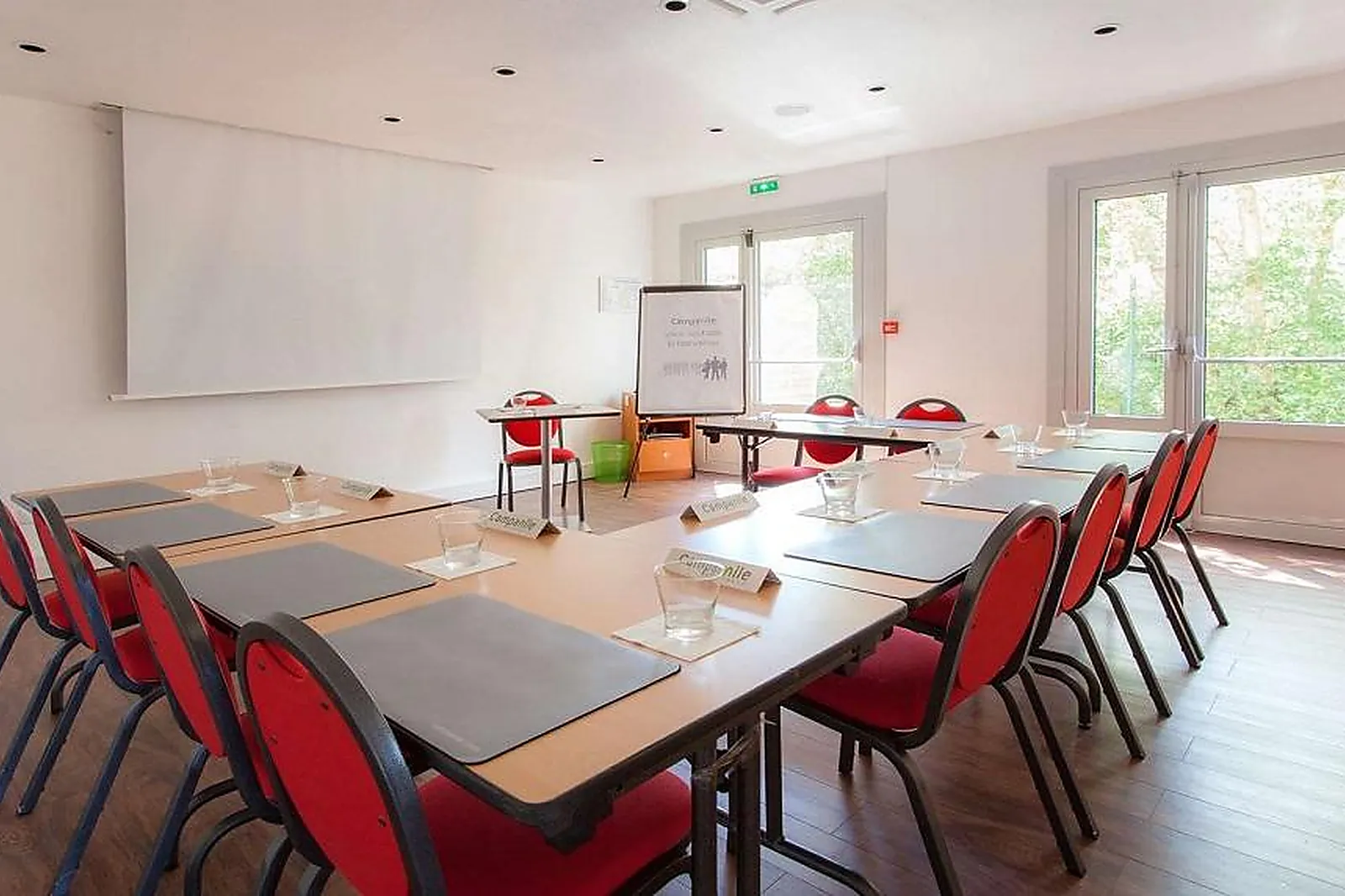 Hôtel, HÔTEL CAMPANILE SENLIS