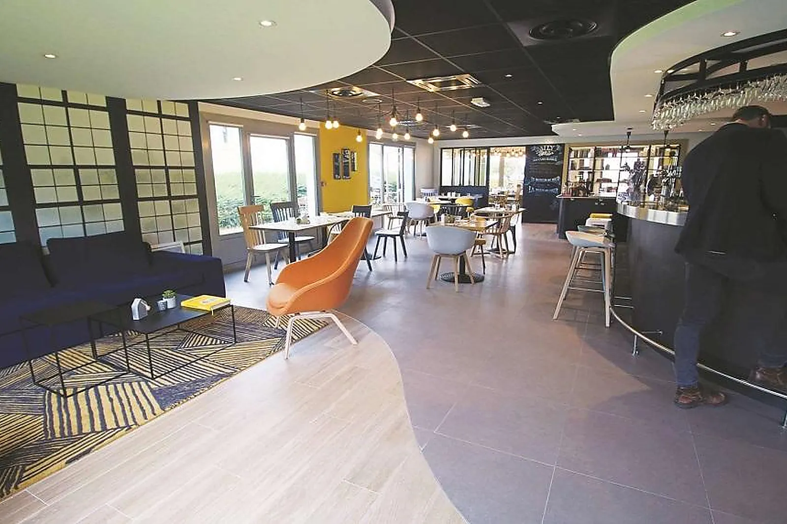 Hôtel, HÔTEL CAMPANILE SENLIS