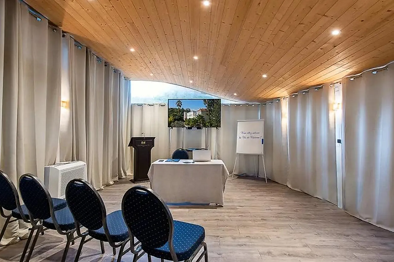 Hôtel, HÔTEL CHÂTEAU DE LA TOUR