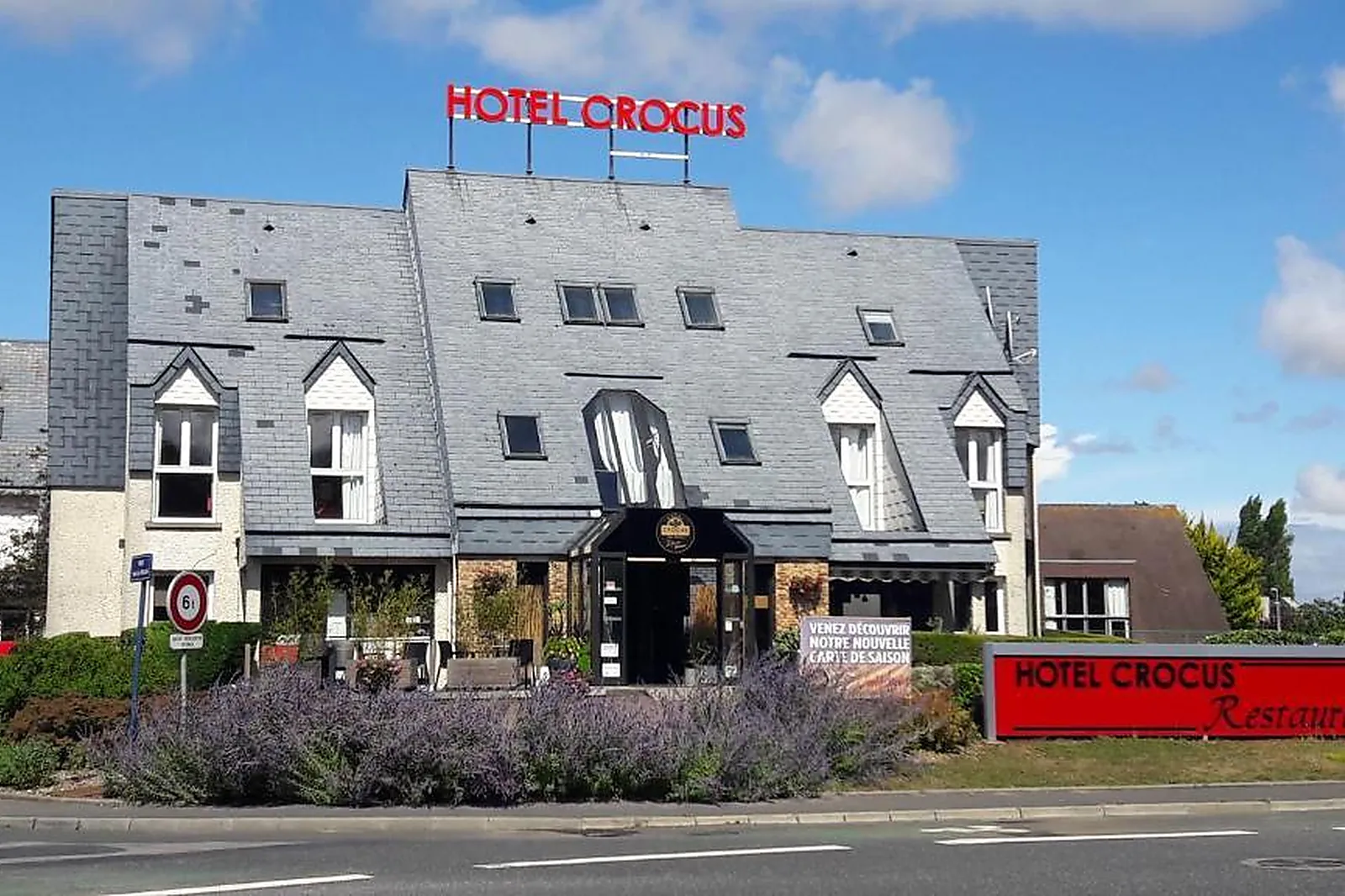 Hôtel, HÔTEL CROCUS MÉMORIAL