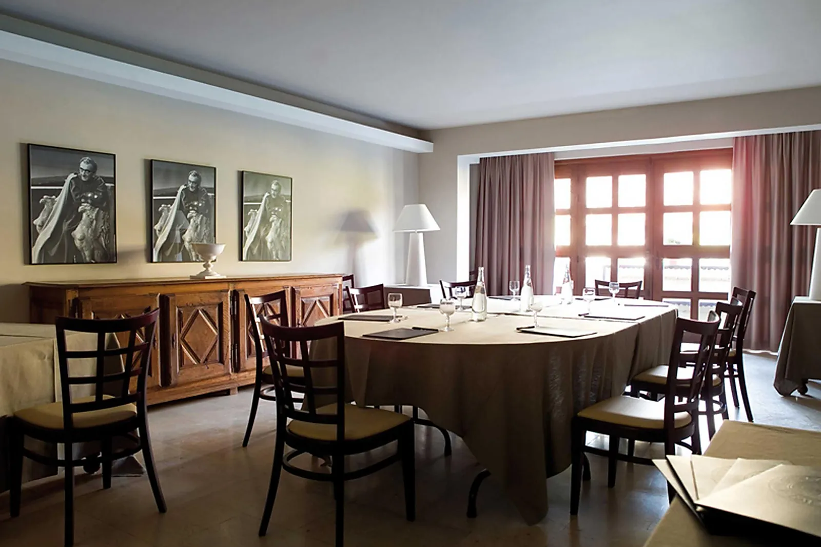 Hôtel, HÔTEL LE PRIEURÉ BAUMANIÈRE