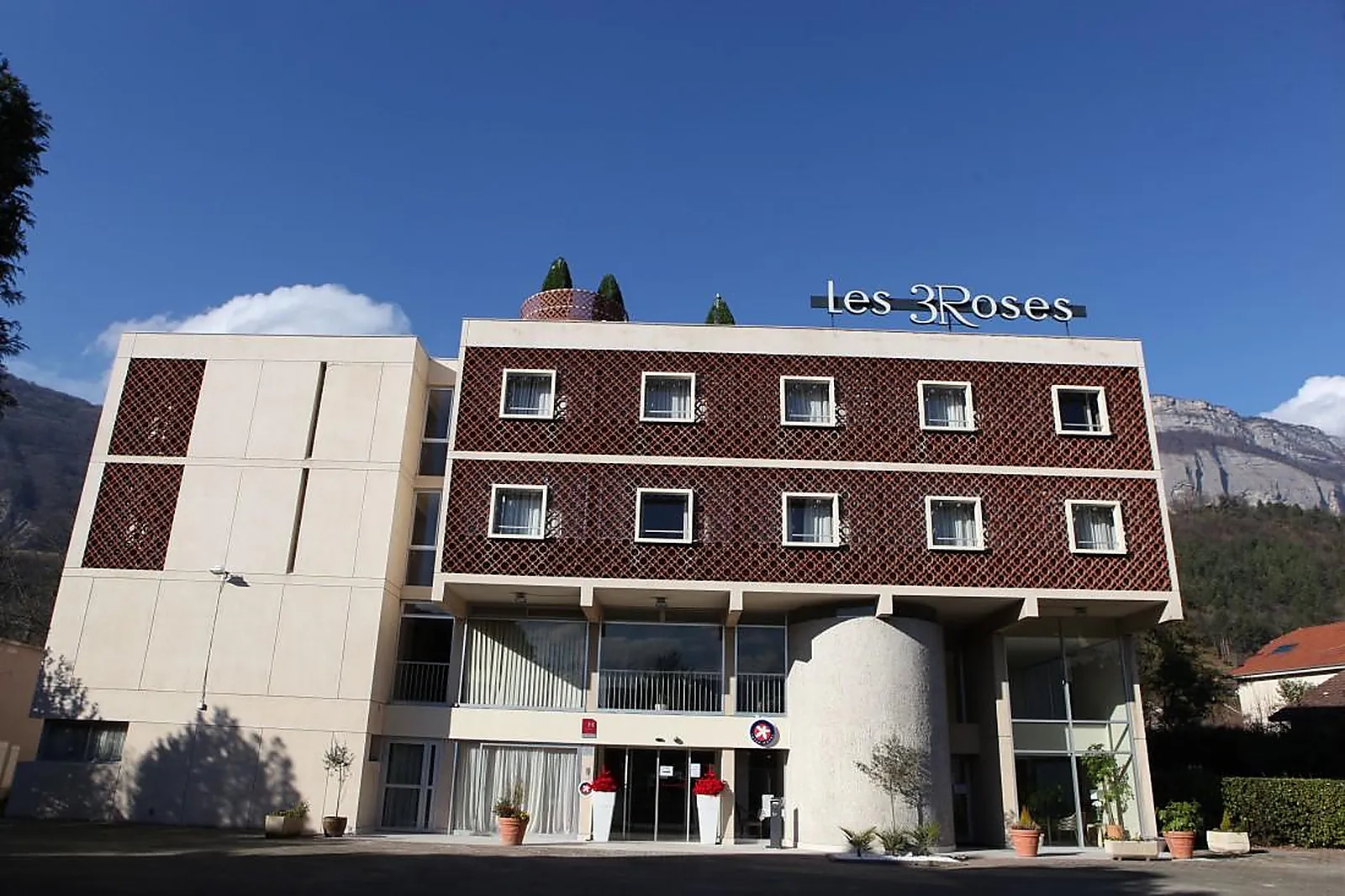 Hôtel, HÔTEL LES TROIS ROSES