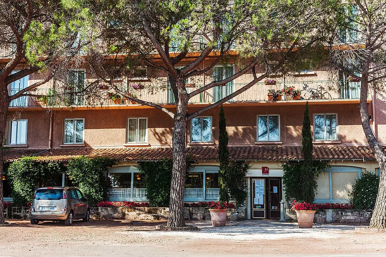 Hôtel, HÔTEL LES VIGNES BLANCHES