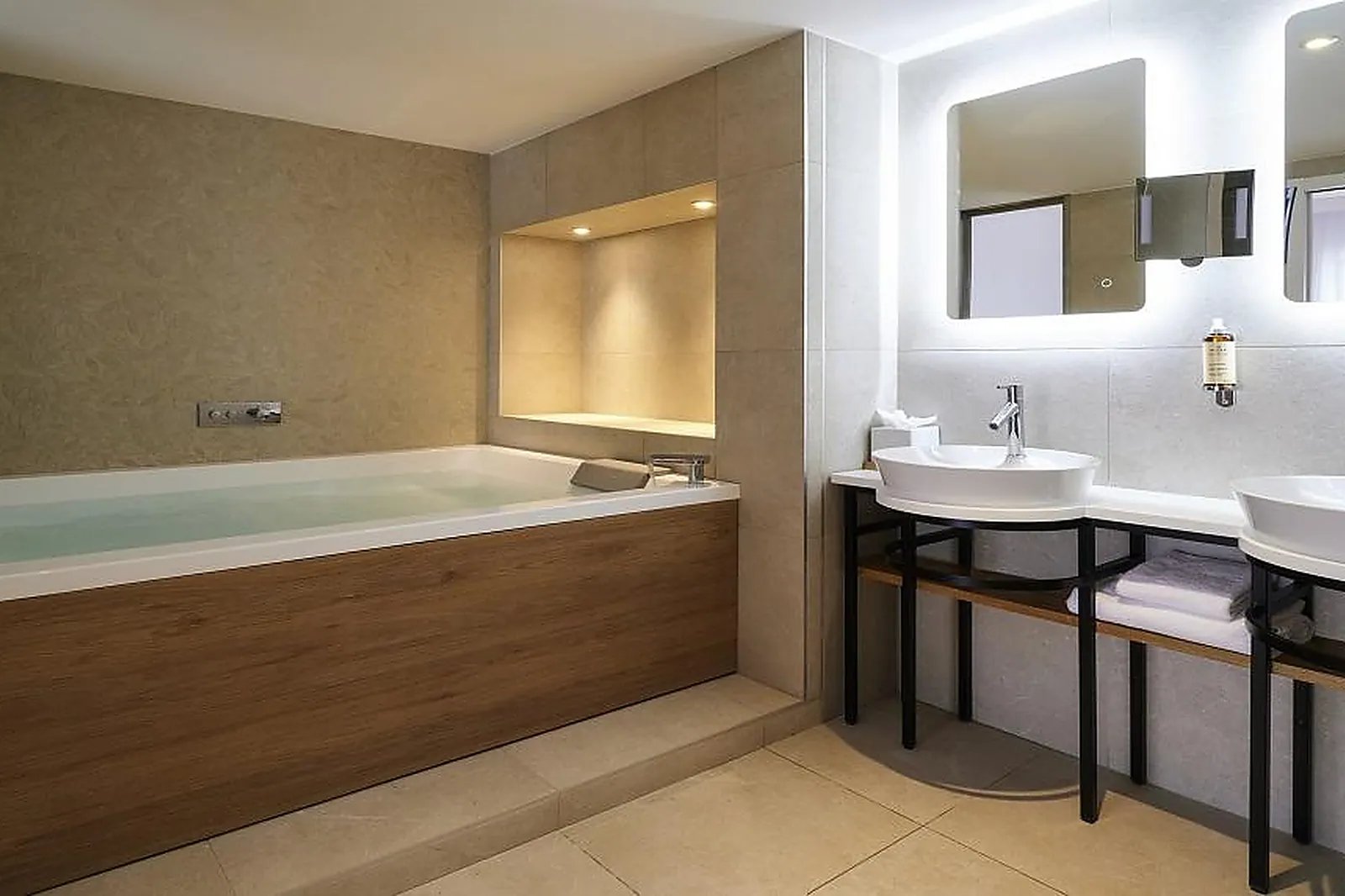 Lieux événementiels, HÔTEL MERCURE AVIGNON GARE TGV