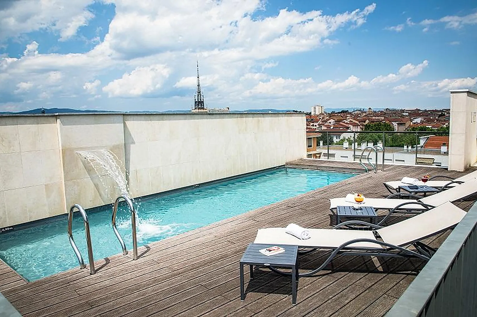 Lieux événementiels, HÔTEL MERCURE VILLEFRANCHE EN BEAUJOLAIS ICI & LÀ