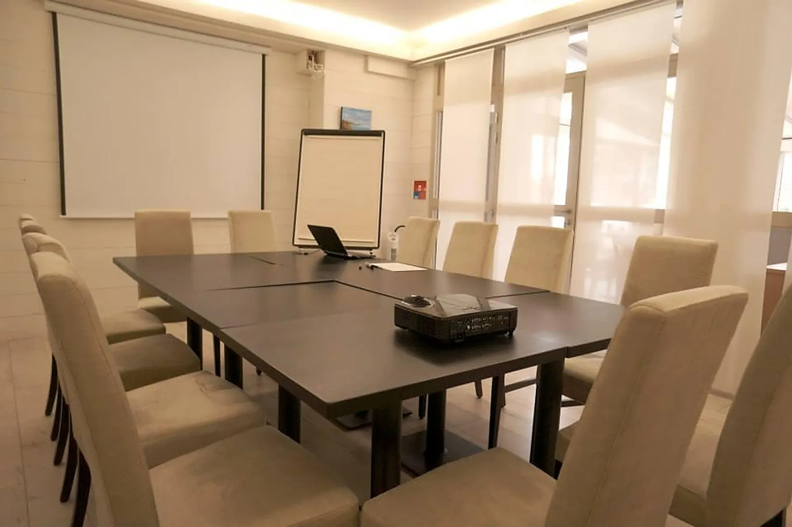 Lieux événementiels, HÔTEL ET STUDIOS LE MARINA