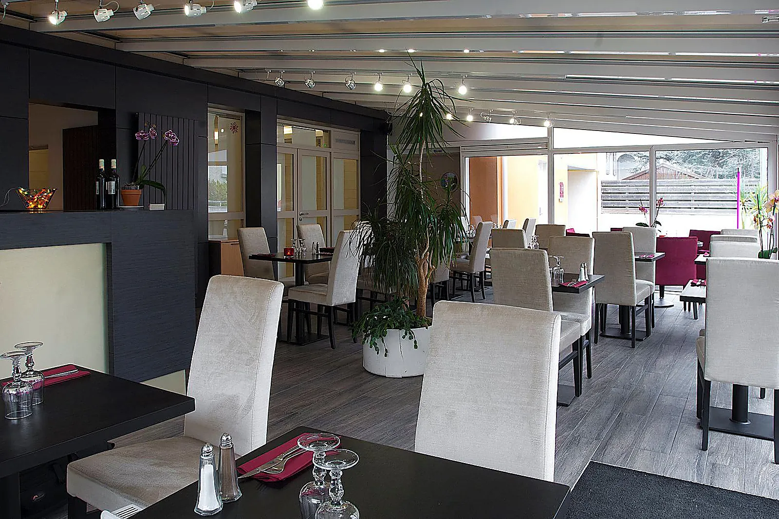 Lieux événementiels, HÔTEL ET STUDIOS LE MARINA