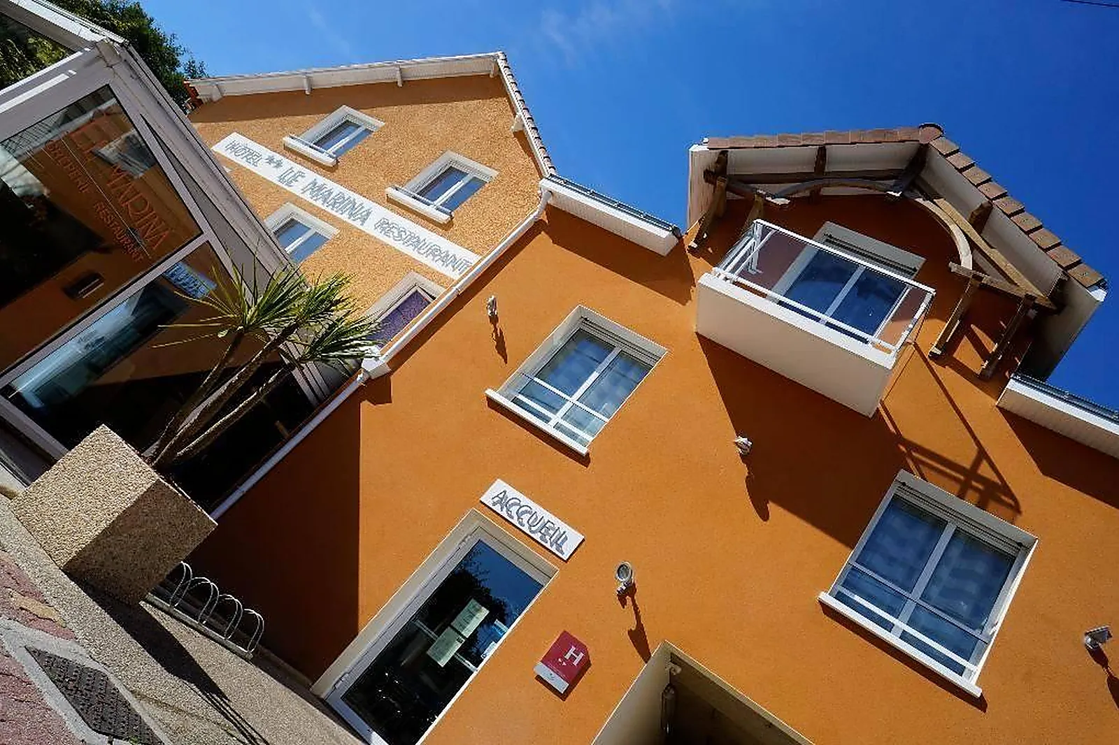 Lieux événementiels, HÔTEL ET STUDIOS LE MARINA