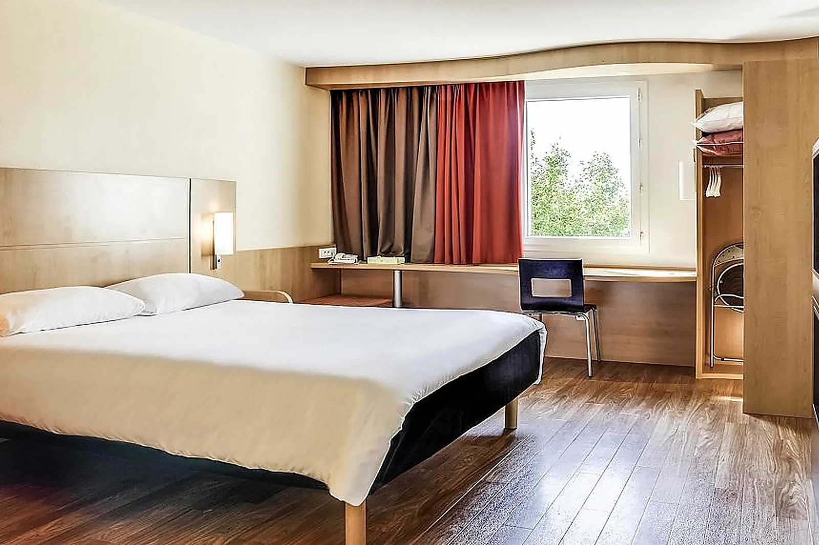 Lieux événementiels, HÔTEL IBIS SALON-DE-PROVENCE SUD