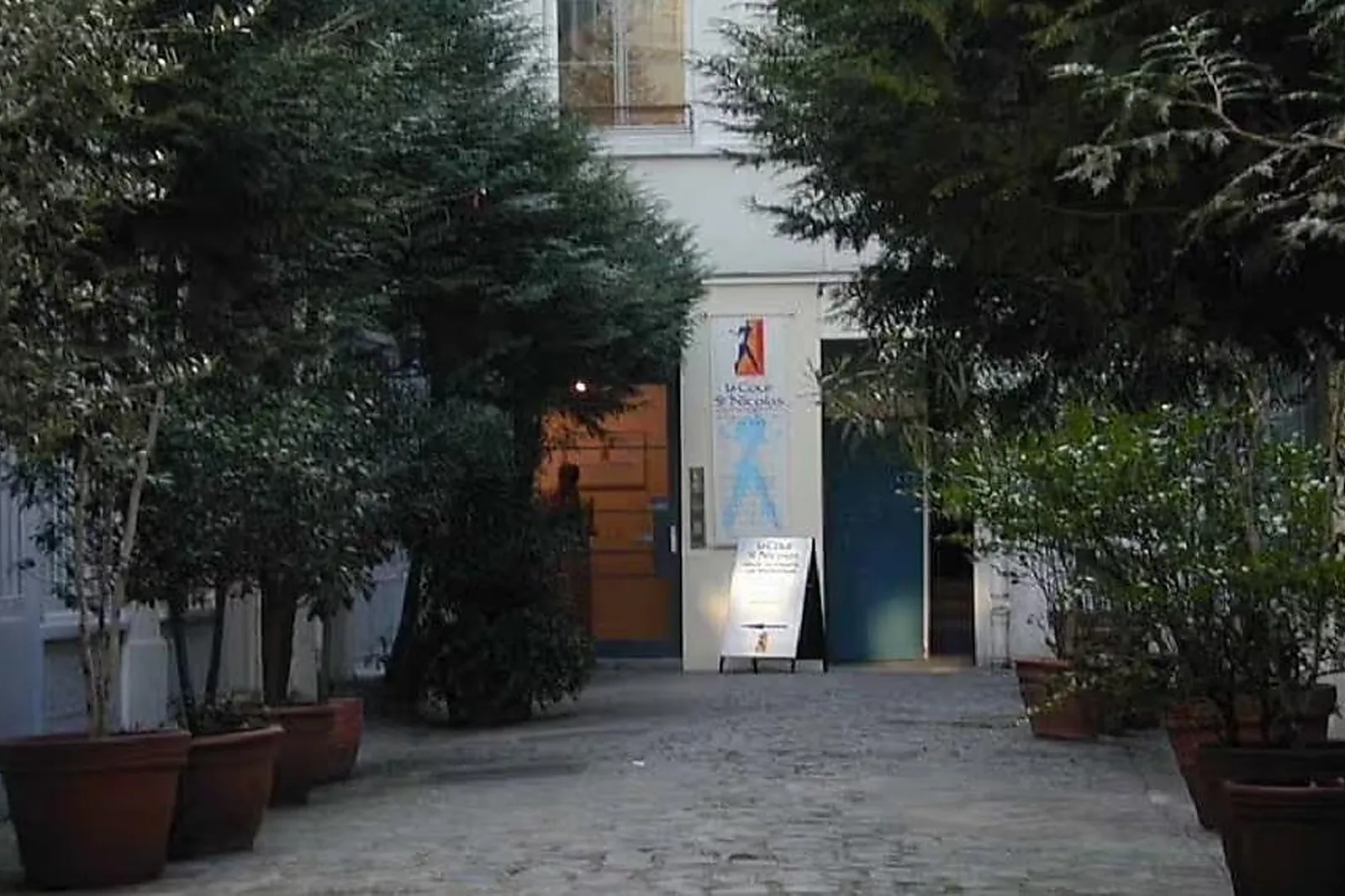 Cafés et Restaurants, LA COUR SAINT-NICOLAS