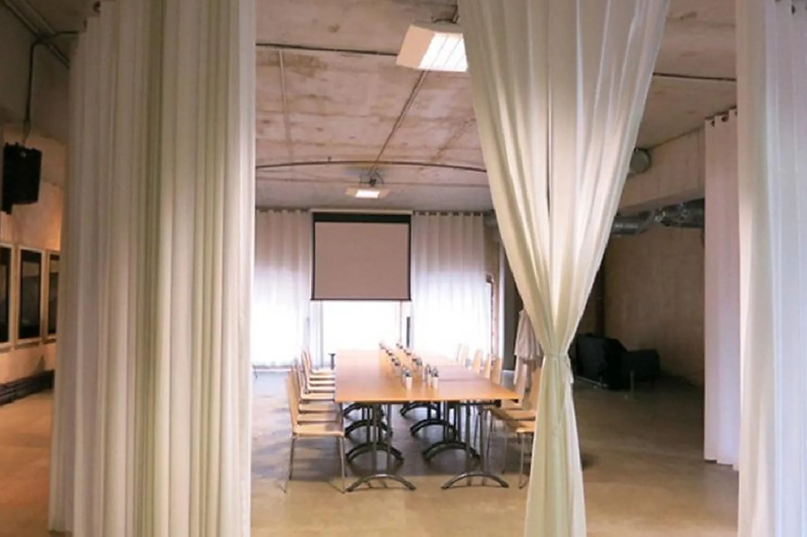 Lieux événementiels, LE CENTQUATRE-PARIS