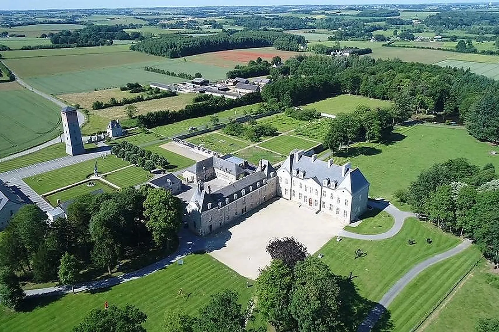 Lieux événementiels, LE CHÂTEAU DES PÈRES