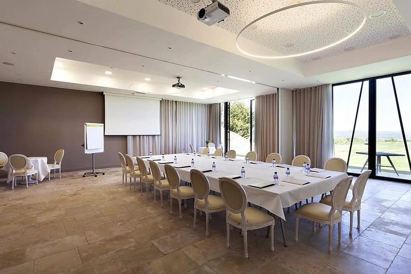 Lieux événementiels, LE MAS DES HERBES BLANCHES