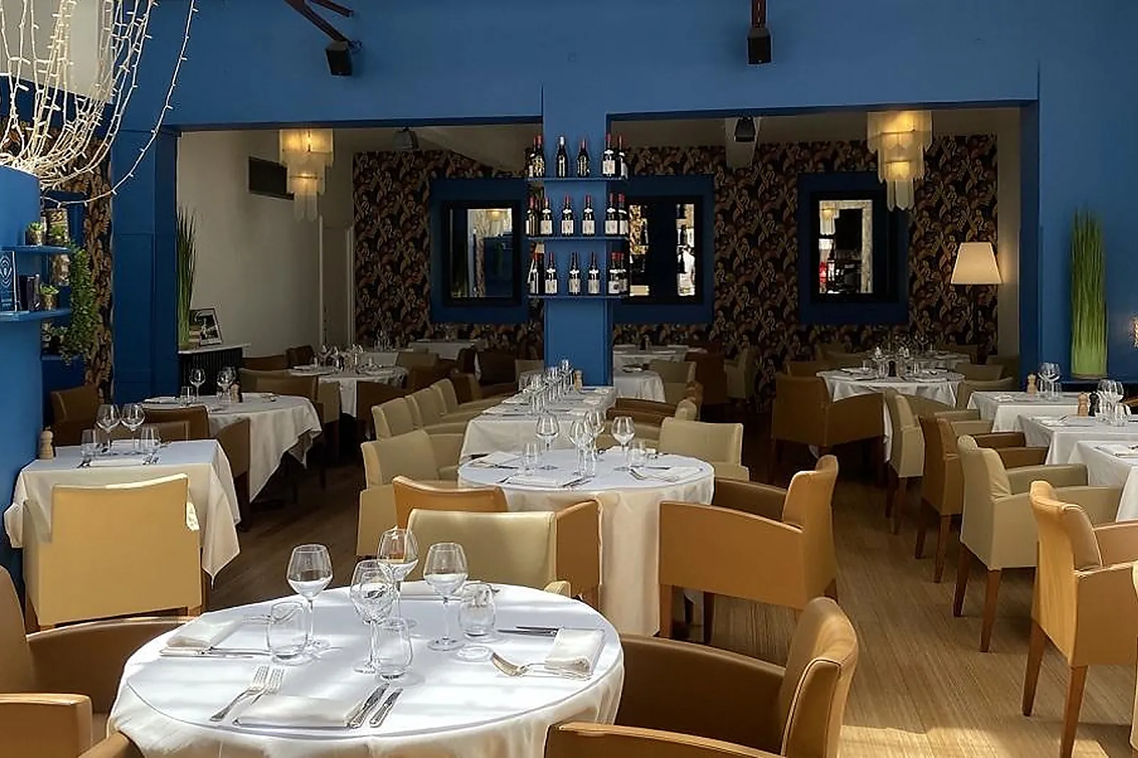 Cafés et Restaurants, LE PLATÔ