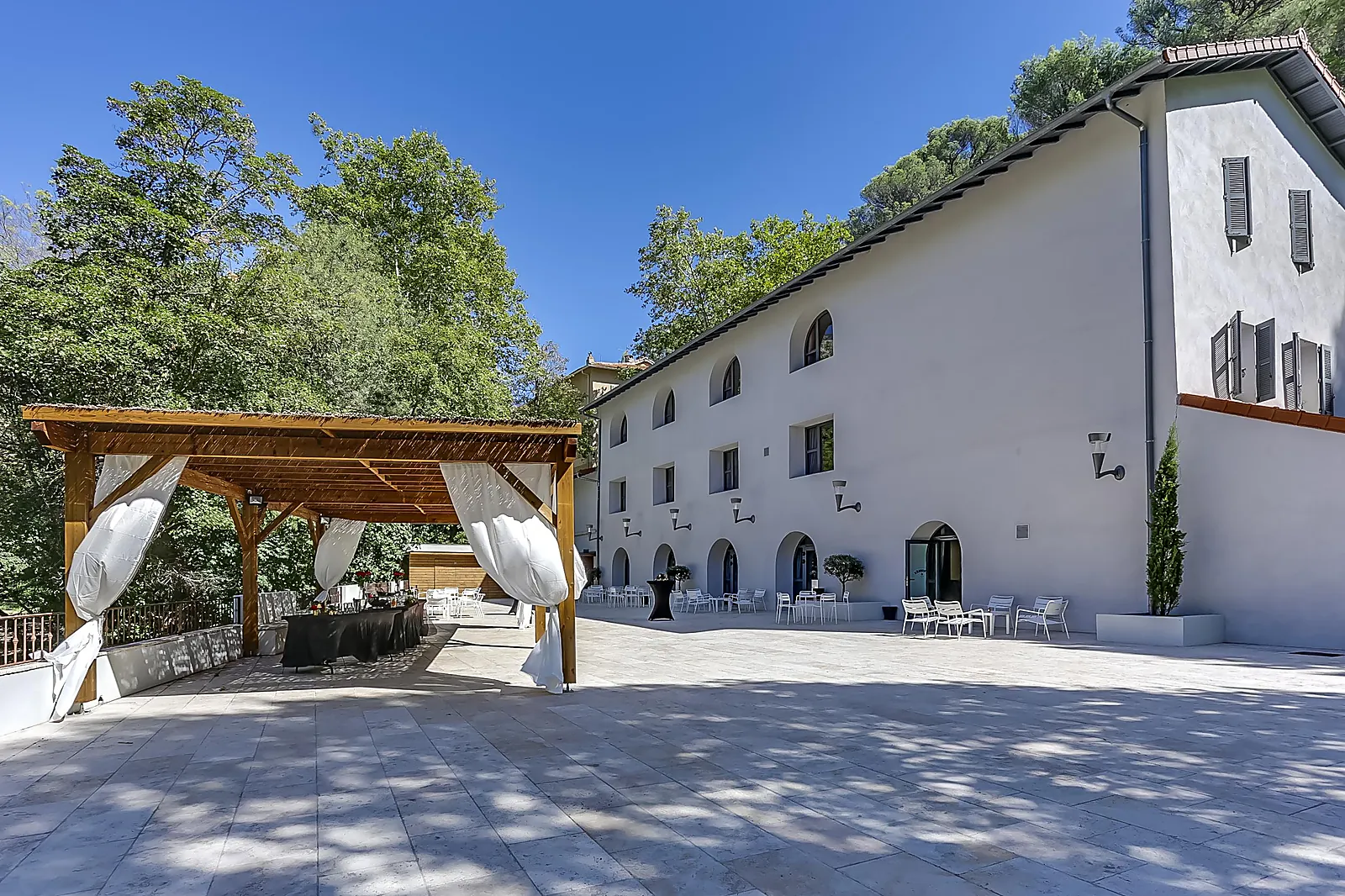 Cafés et Restaurants, LE RIVIERA