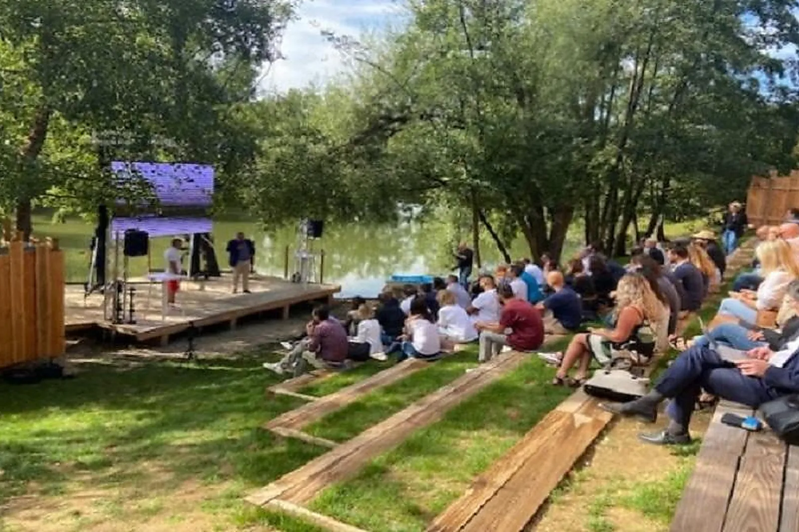 Théâtre, LE THÉÂTRE AU BORD DE L'EAU