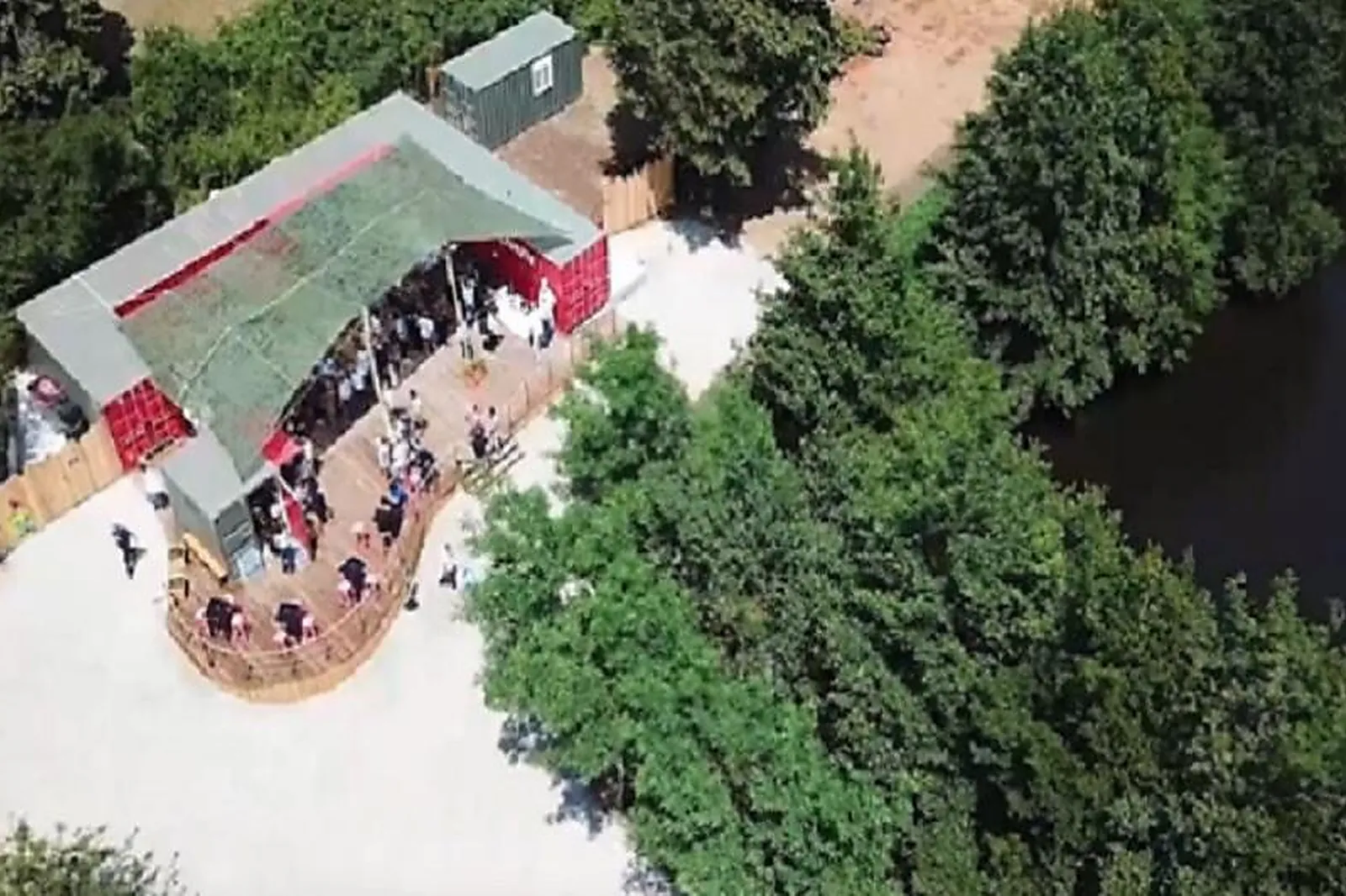 Théâtre, LE THÉÂTRE AU BORD DE L'EAU