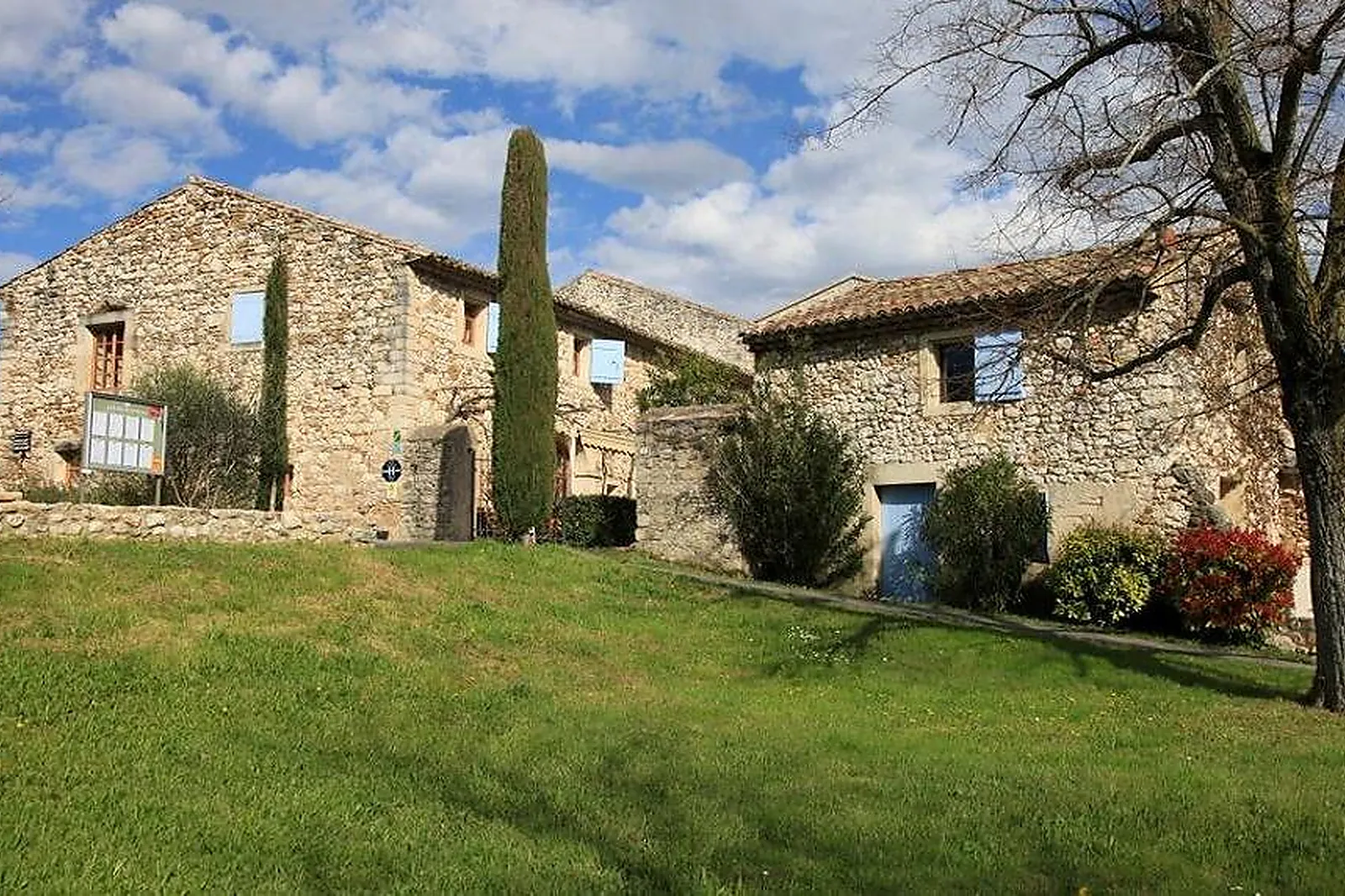 Lieux événementiels, LES MÉJEONNES