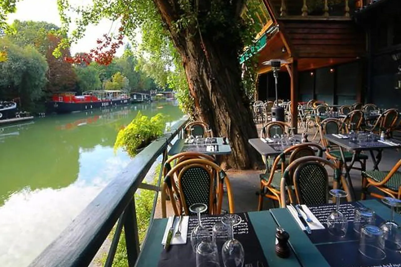 Cafés et Restaurants, LES PIEDS DANS L'EAU