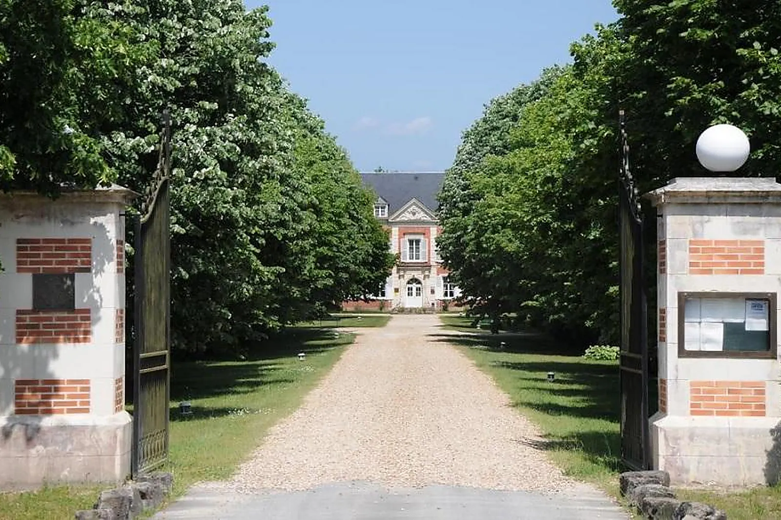 Hôtel, LOGIS DOMAINE DE VALAUDRAN