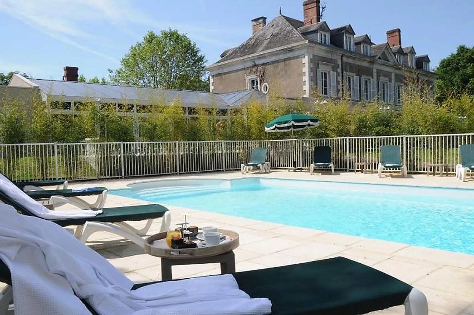 Hôtel, LOGIS DOMAINE DE VALAUDRAN