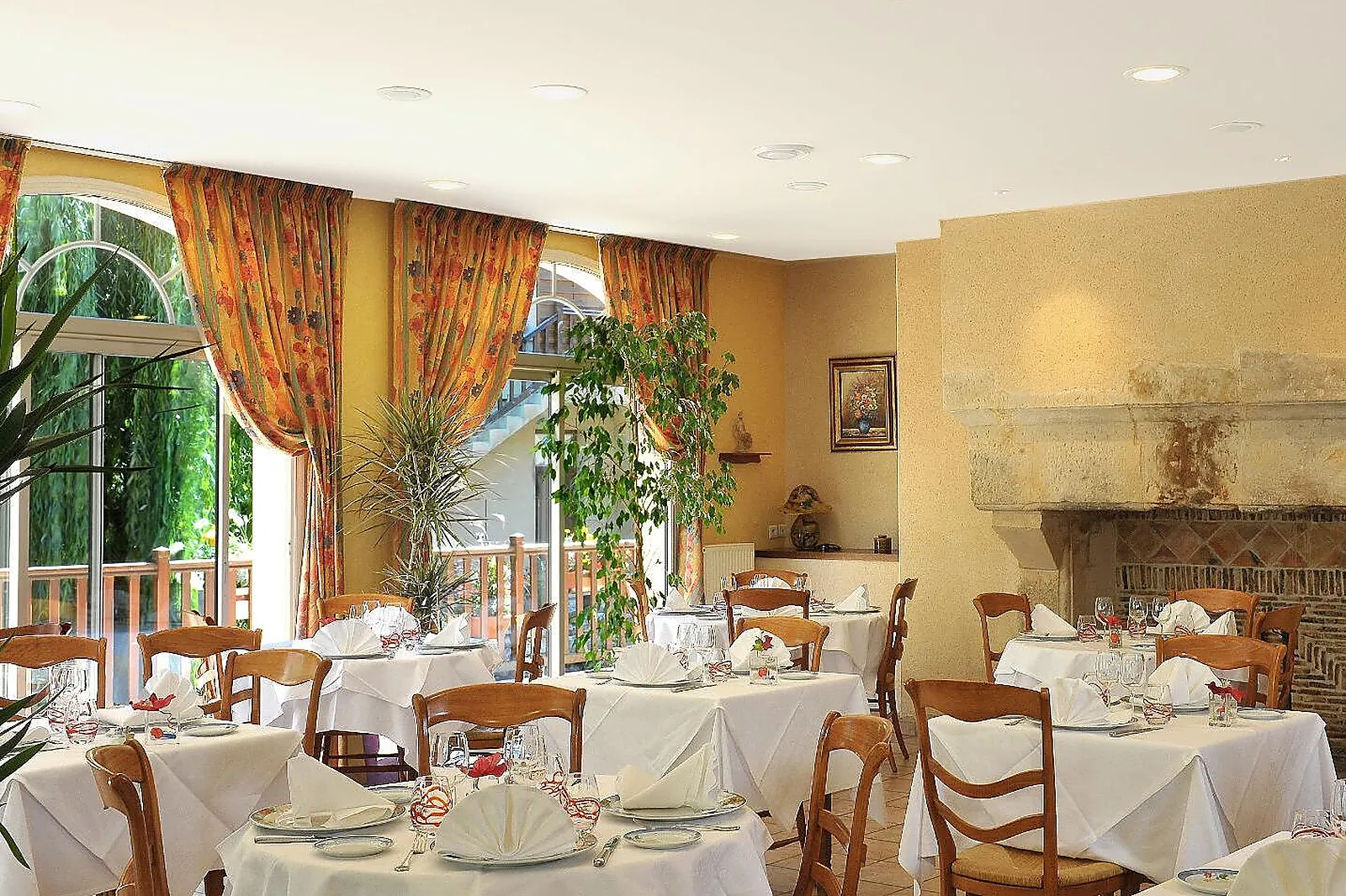 Hôtel, LOGIS LE CHEVAL BLANC ET CLOVIS