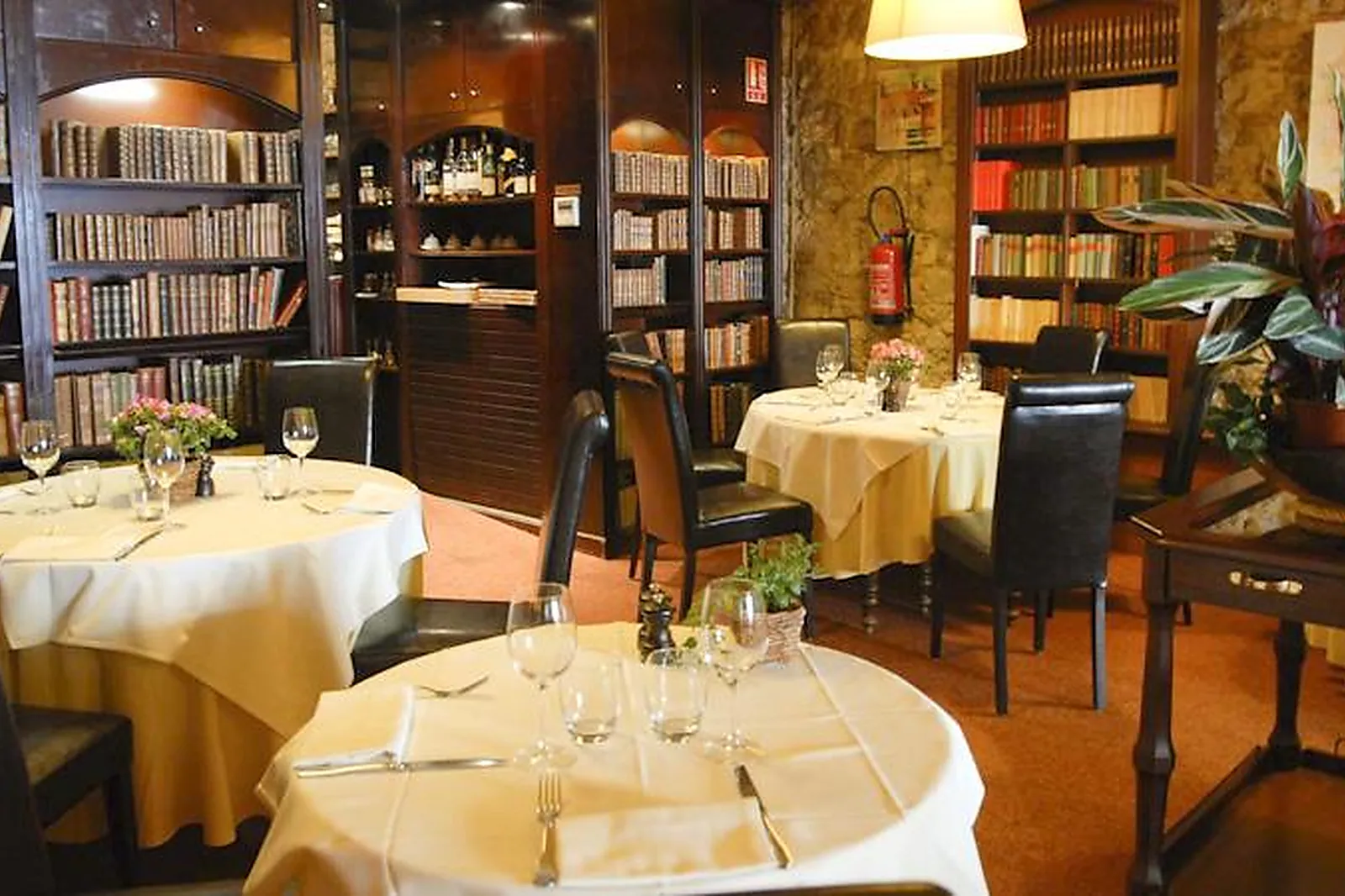 Cafés et Restaurants, RESTAURANT LES ARCENAULX MARSEILLE VIEUX PORT