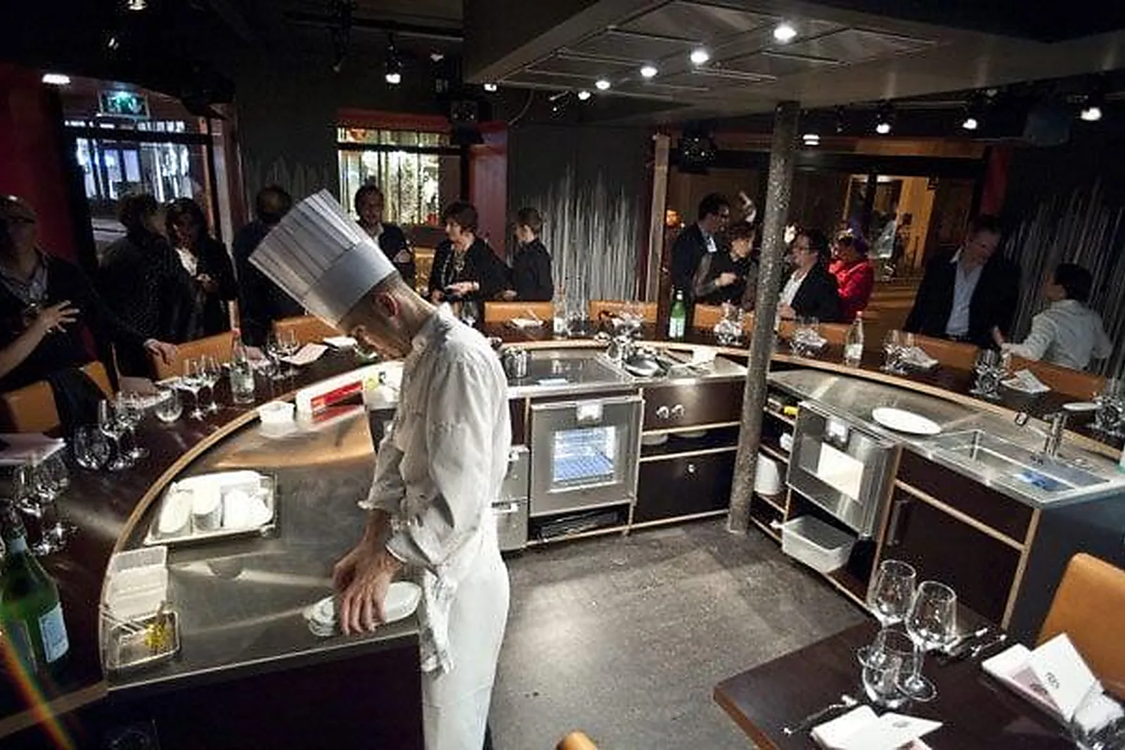 Cafés et Restaurants, TABLE RONDE