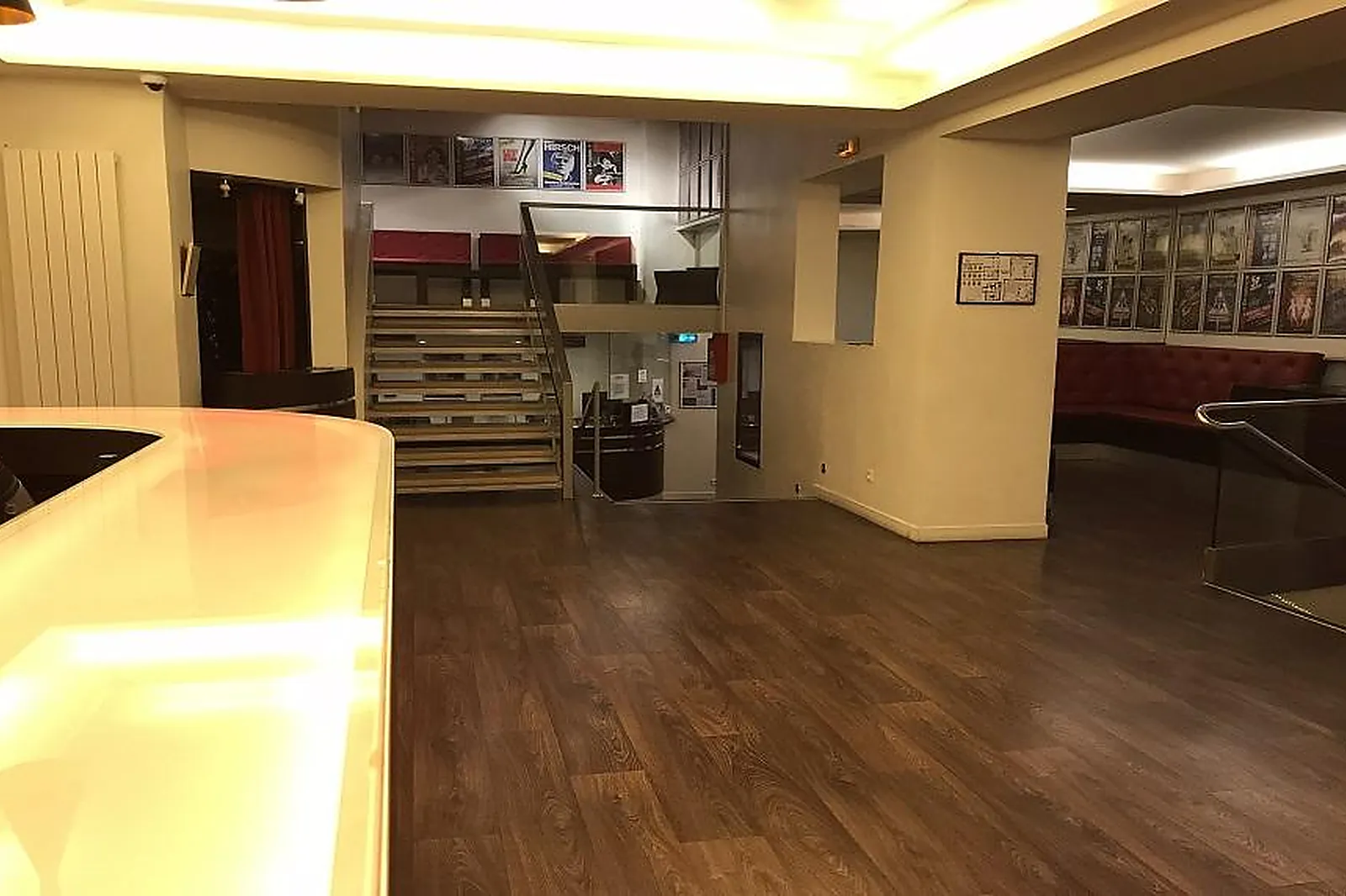 Hôtel, THÉÂTRE LA BRUYÈRE