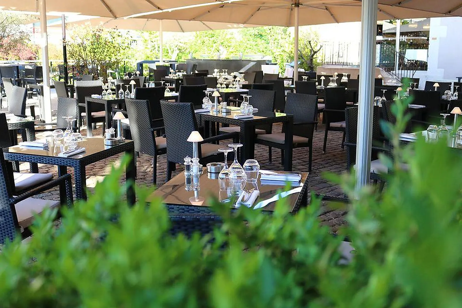 Cafés et Restaurants, VICTORIA HALL RESTAURANT & BAR LOUNGE