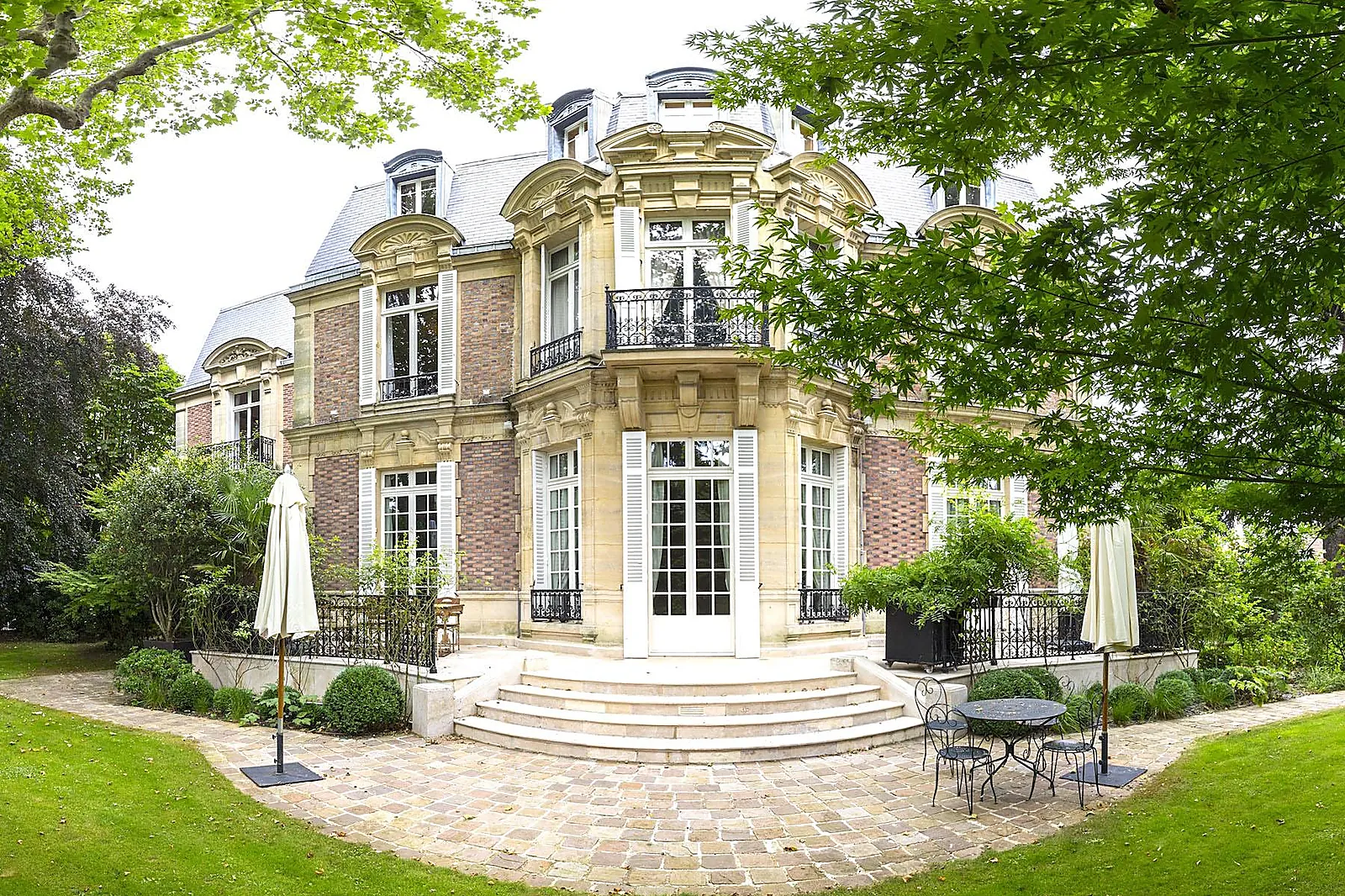 Lieu haut de gamme, VILLA LES CÈDRES