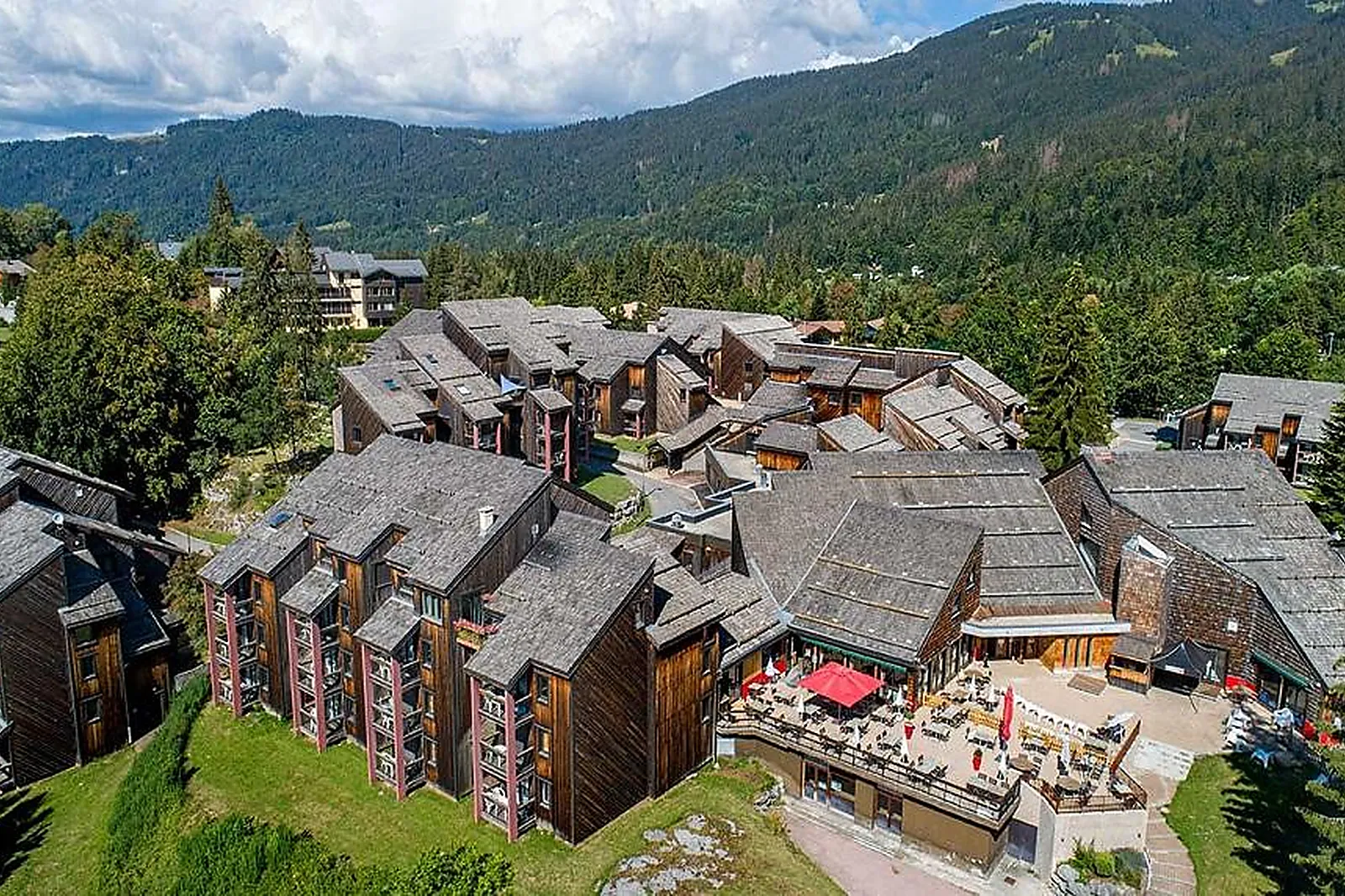 Lieux événementiels, VILLAGE CLUB LES TAVAILLONS