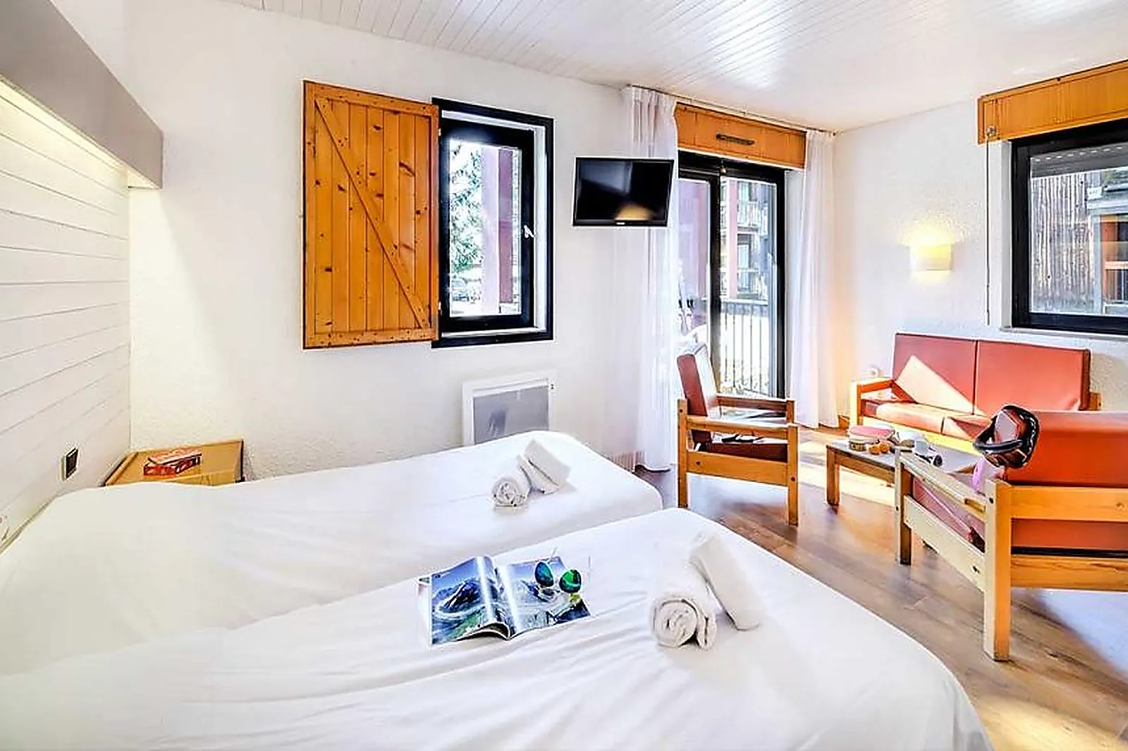 Lieux événementiels, VILLAGE CLUB LES TAVAILLONS