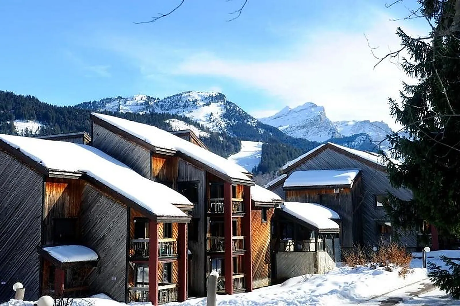 Lieux événementiels, VILLAGE CLUB LES TAVAILLONS