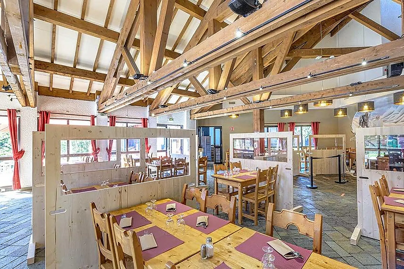 Lieux événementiels, VILLAGE CLUB LES TAVAILLONS