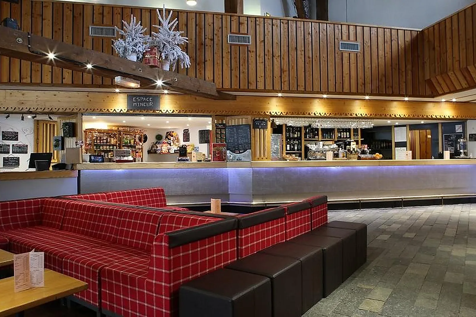 Lieux événementiels, VILLAGE CLUB LES TAVAILLONS