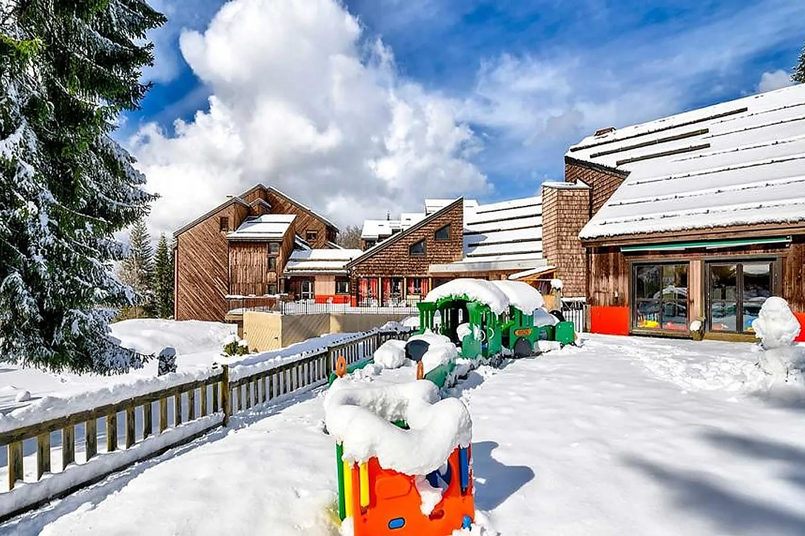 Lieux événementiels, VILLAGE CLUB LES TAVAILLONS