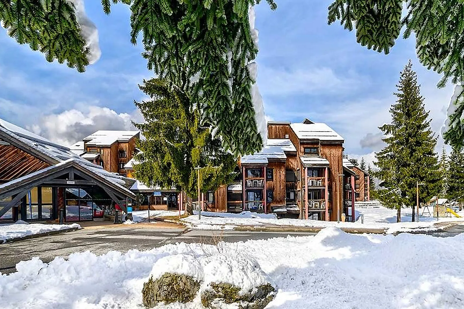 Lieux événementiels, VILLAGE CLUB LES TAVAILLONS