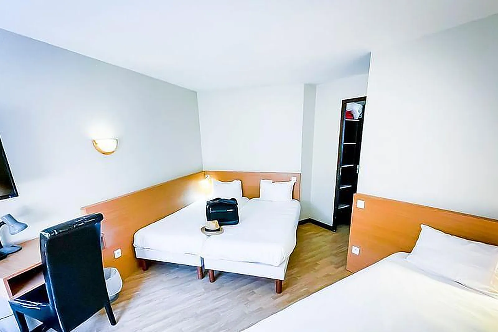 Lieux événementiels, ADONIS GAP ***