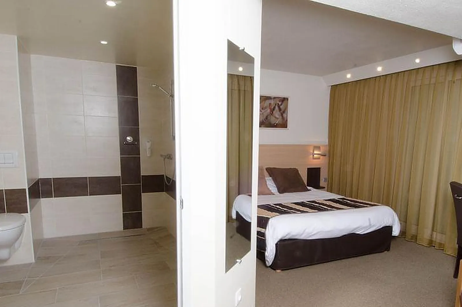 Lieux événementiels, ADONIS GAP ***