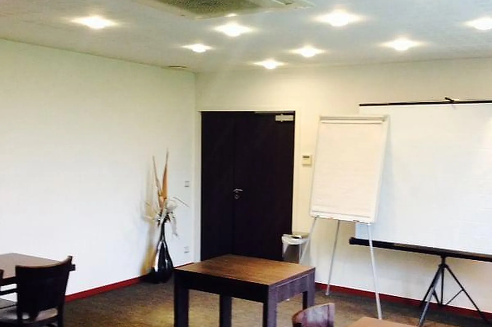 Lieux événementiels, SALLE DE RÉUNION À BEZANNES