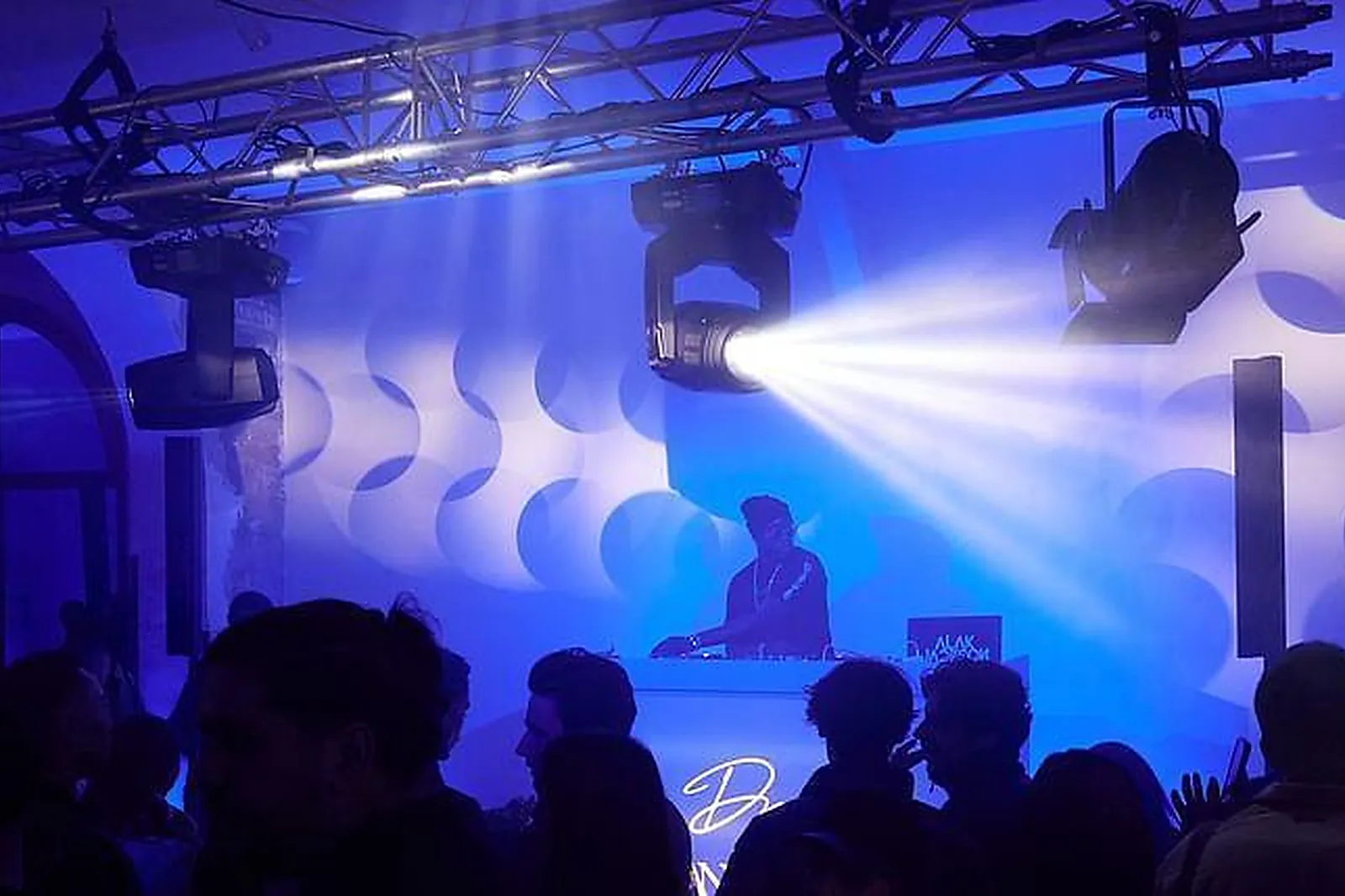 Lieux événementiels, AU ROI