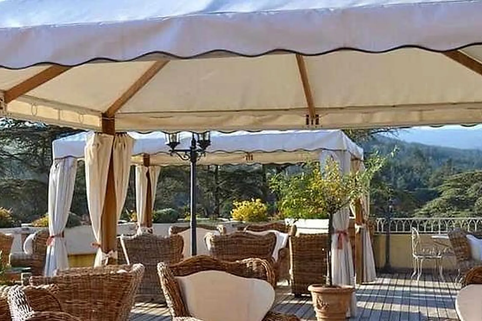 Lieux événementiels, AUBERGE DU LAC ****