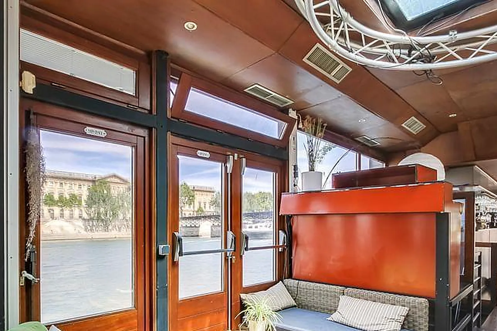 Lieux événementiels, BALLE AU BOND