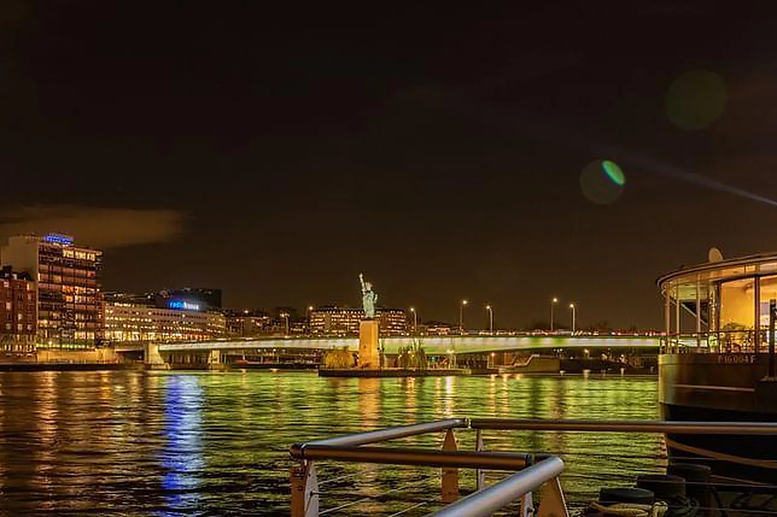 Lieux événementiels, BARGE LIBERTY